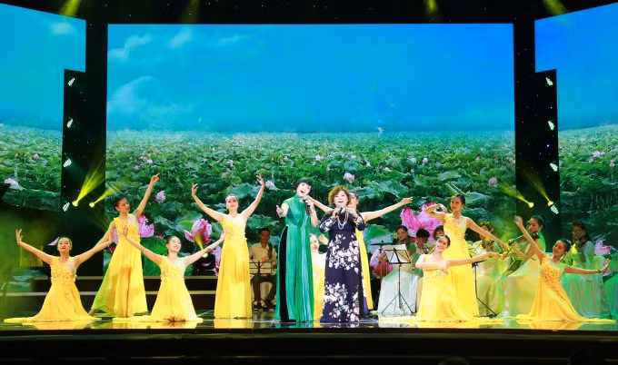 NSND Thanh Hoa cùng ca sĩ Ngọc Khuê nhẹ nhàng, thướt tha trong tình khúc 