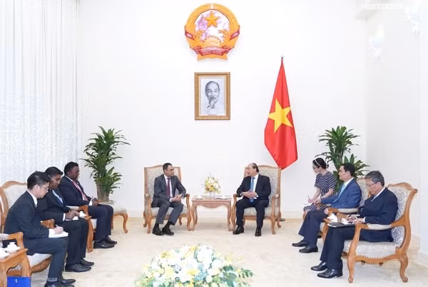 Thủ tướng Nguyễn Xuân Phúc tiếp Đại sứ Malaysia M. Zamruni Khalid. Ảnh: VGP