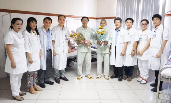 GS.TS Phạm Như Hiệp, Giám đốc Bệnh viện Trung ương Huế (đứng thứ 3 từ trái sang), cùng các y bác sĩ chúc mừng 2 bệnh nhân vừa ghép giác mạc thành công.