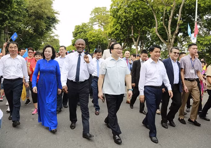 Lãnh đạo TP Hà Nội, bạn bè Quốc tế và nhân dân tham dự sự kiện đi bộ quanh hồ Hoàn Kiếm. Ảnh: Hanoi.gov.vn