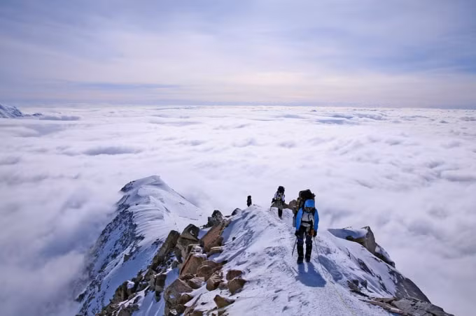 Đỉnh Denali hùng vĩ được bao phủ bởi tuyết và mây. Ảnh: NatGeo.