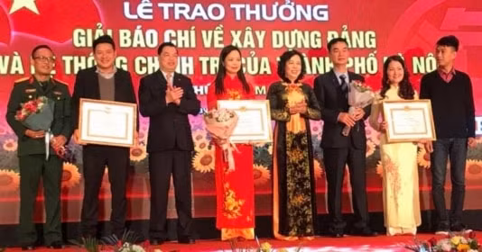 Trao Giải A cho các tác giả tại Giải báo chí về xây dựng Đảng và hệ thống chính trị của TP Hà Nội lần thứ I năm 2018.