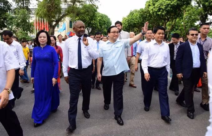 Đồng chí Hoàng Trung Hải - Ủy viên Bộ Chính trị, Bí thư Thành ủy cùng các đại biểu tham dự hoạt động đi bộ Vì hòa bình. Ảnh: hanoimoi