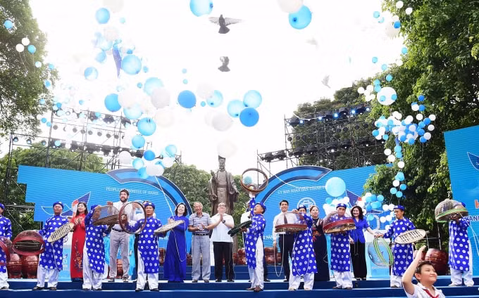 Các đại biểu cùng tham gia thả chim bồ câu với thông điệp thể hiện khát vọng hòa bình và thịnh vượng. Ảnh: hanoimoi