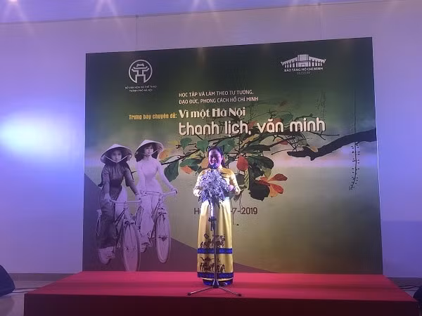 Bà Bùi Thị Thu Hiền – Phó Giám đốc Sở Văn hóa và Thể thao Hà Nội chia sẻ về ý nghĩa của chương trinh triển lãm.
