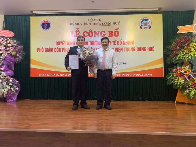 Thứ trưởng thường trực Bộ Y tế Nguyễn Viết Tiến trao quyết định bổ nhiệm phó Giám đốc chuyên môn cho TS. BS Nguyễn Thanh Xuân.