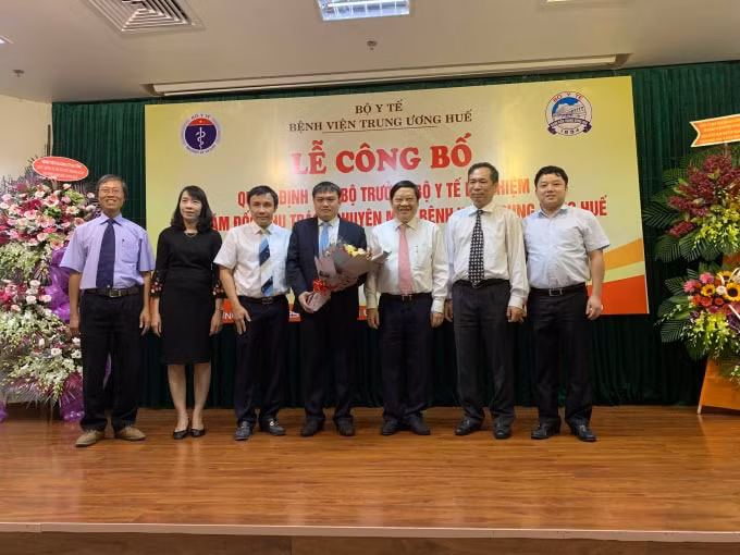 Tập thể lãnh đạo Bệnh viện TW Huế, chúc mừng tân Phó Giám đốc.