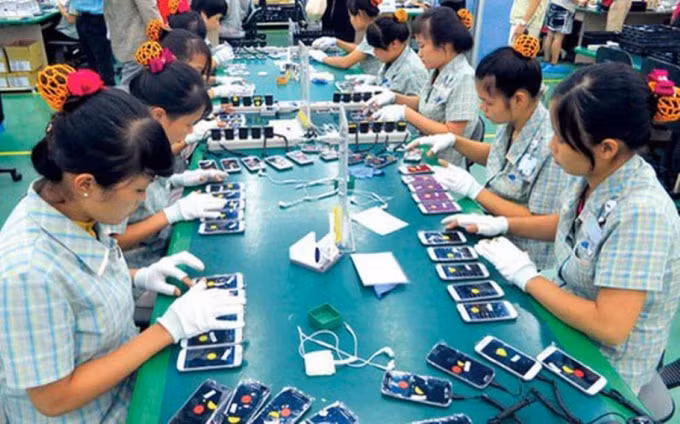 Công nhân lắp ráp điện thoại tại nhà máy Samsung Thái Nguyên - Ảnh. SGGP