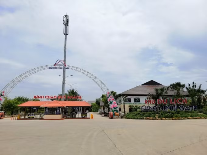 Cổng tỉnh thì bị bỏ bê, nhếch nhác còn khu khu du lịch Quảng Ninh Gate ở bên cạnh thì ngày càng ăn nên làm ra, rất đông du khách