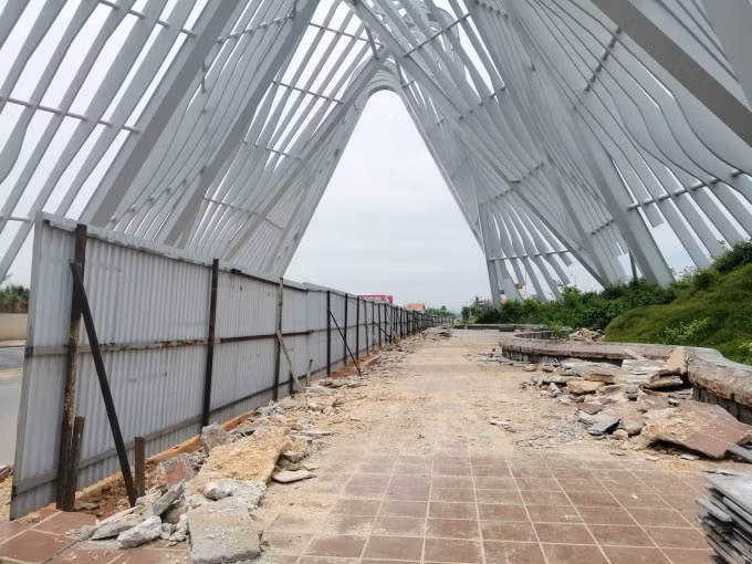 Cổng tỉnh được kỳ vọng là điểm nhấn quan trọng, tạo ấn tượng đối với du khách khi đặt chân tới Quảng Ninh. Song, điểm nhấn mà lại nhếch nhác như thế này thì quả thực sẽ làm xấu 