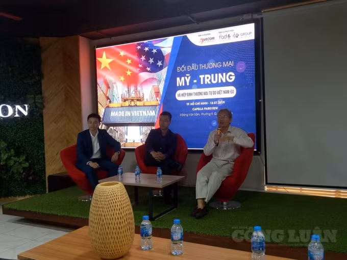 Các chuyên gia tham dự Diễn đàn “Đối đầu thương mại Mỹ - Trung và hiệp định thương mại tự do Việt Nam –EU” (Ảnh: Lương Minh)