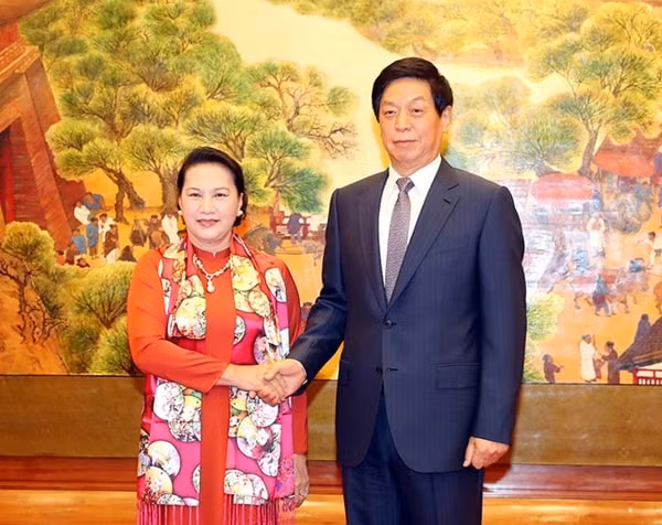 Chủ tịch Nhân đại Trung Quốc Lật Chiến Thư&nbsp; chủ trì Lễ đón chính thức Chủ tịch Quốc hội Nguyễn Thị Kim Ngân. Ảnh: ĐBND