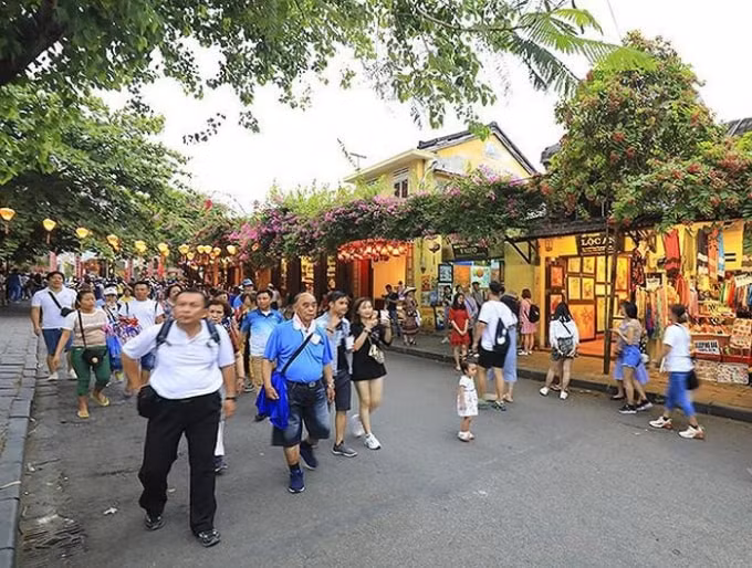 Phố Hội thu hút đông đảo du khách trong và ngoài nước nhờ cảnh quan cổ xưa và những đặc thù văn hóa. Ảnh: TCDL