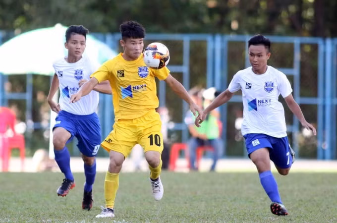 U17 Thanh Hóa (áo vàng) và U17 PVF (áo trắng) đã có trận chung kết rất hấp dẫn. Ảnh: Tuấn Hữu