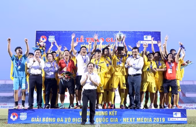BTC trao Cup Vô địch cho U17 Thanh Hóa. Ảnh: Trung Kiên