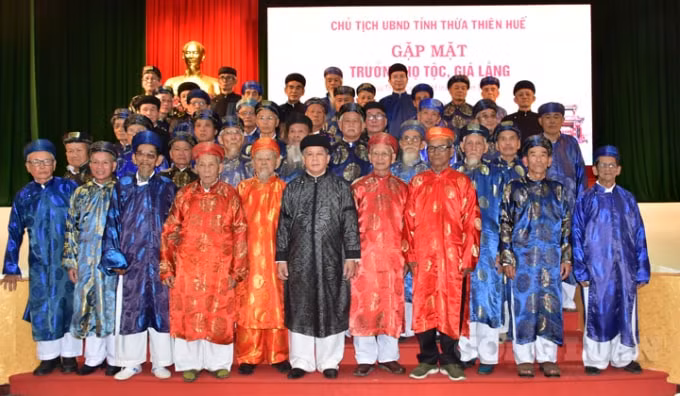 Các họ tộc, già làng chụp ảnh lưu niệm cùng Chủ tịch UBND tỉnh Thừa Thiên Huế.