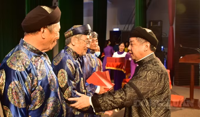 Chủ tịch tỉnh Thừa Thiên Huế gặp mặt các già làng, trưởng tộc trên địa bàn.