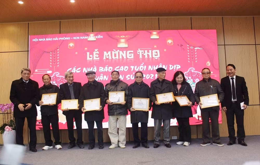 Hội Nhà báo Hải Phòng mừng thọ các nhà báo cao tuổi.
