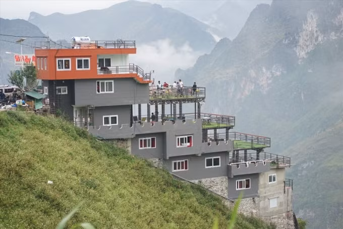 Nhà nghỉ Mã Pì Lèng Panorama gồm 7 tầng với kết cấu bê tông cốt thép, được xây trên đèo Mã Pì Lèng từ năm 2018, đưa vào sử dụng đầu 2019. Ảnh: TL
