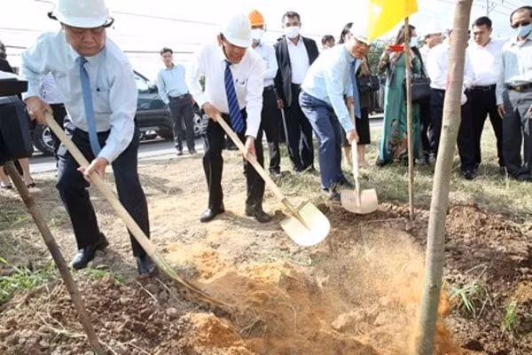 Phó Thủ tướng Trương Hòa Bình cùng các đại biểu trồng cây xanh trong Đề án trồng 10 triệu cây xanh tỉnh Bến Tre. Ảnh: VGP