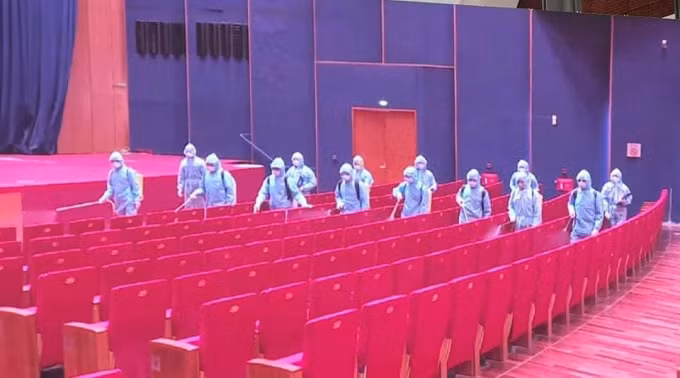 Công tác phun khử trùng được diễn tập quy cũ (ảnh TL).