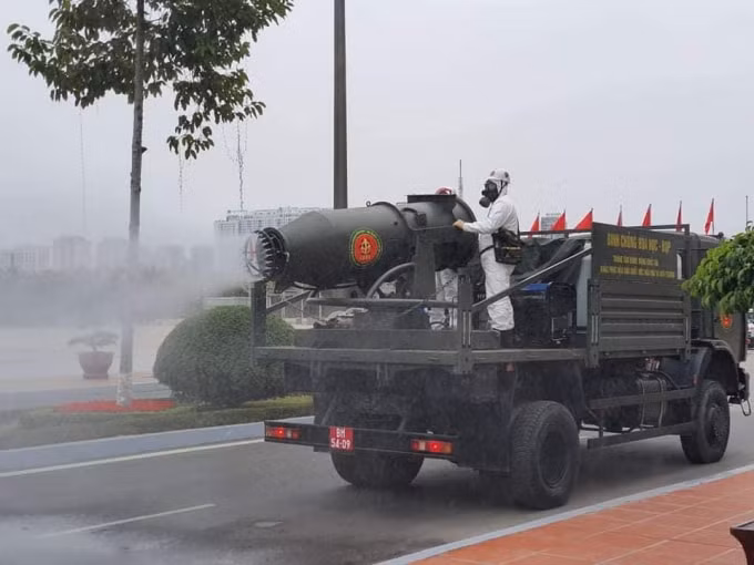 Xe chuyên dụng phun khử trùng (ảnh TL).