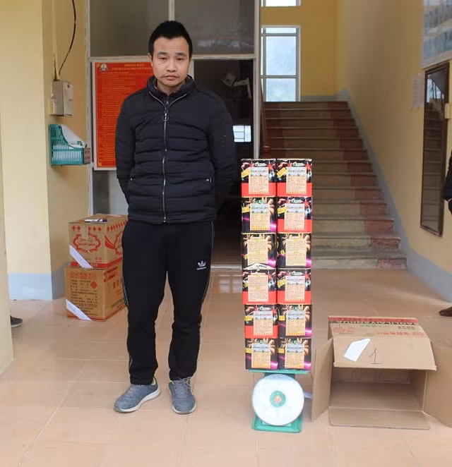 Lù Sáng Khỏe cùng tang vật tại cơ quan công an. Ảnh: Công an Hà Giang.