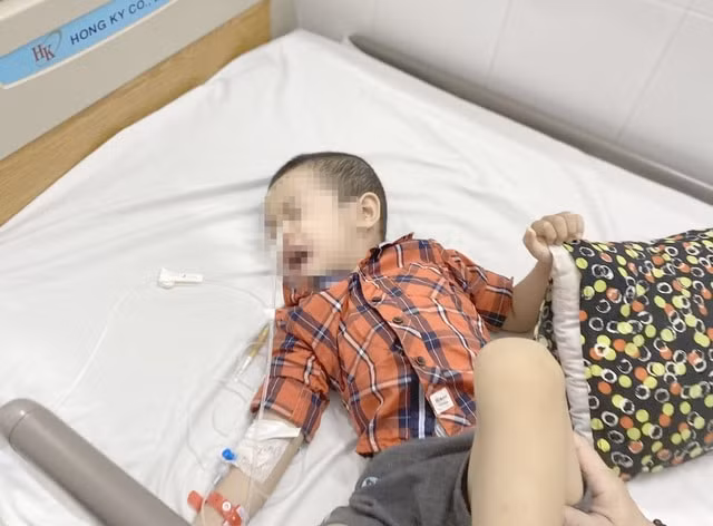 Tình trạng sức khỏe hiện tại của bệnh nhi đang dần bình phục, chờ ngày xuất viện. Ảnh: dantri.com.vn