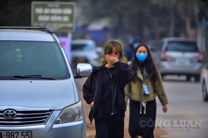 Nhiều học sinh, sinh viên đang theo học ở các trường Đại Học gần đó di chuyển qua nơi này thường phải kín tay che mặt mũi, do bụi ở công trường 2 bên đường gây ra.