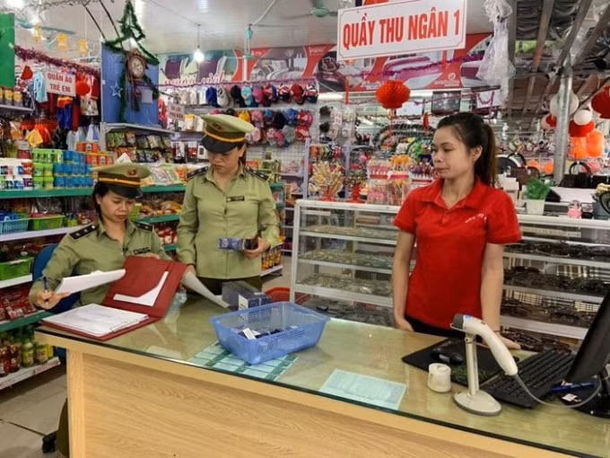 Đội QLTT số 1 thuộc Cục QLTT Hà Giang tiến hành kiểm tra và tạm giữ hàng hóa nghi hàng nhập lậu. Ảnh: TL