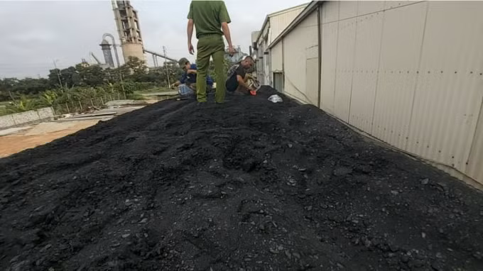 Lực lượng chức năng tiến hành kiểm tra, lấy mẫu than trên container bị tạm giữ.