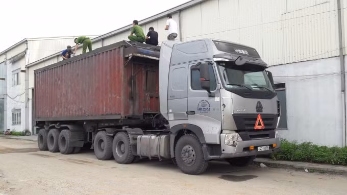 Xe container chở hơn 90 tấn than nghi ngờ là 