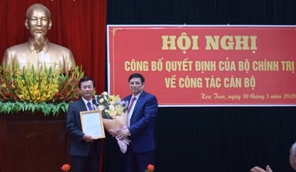 Trưởng Ban Tổ chức Trung ương Phạm Minh Chính trao Quyết định điều động, phân công ông Dương Văn Trang giữ chức Bí thư Tỉnh ủy Kon Tum