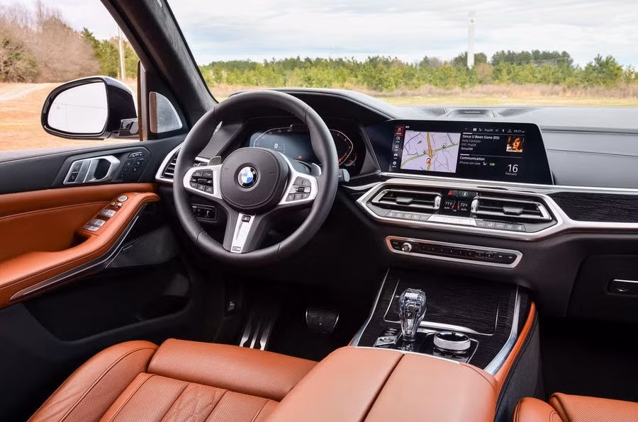 BMW X7 bản M50i cao cấp nhất được trang bị đầy đủ các gói tùy chọn như Cold Weather Package và Luxury Seating Package, với hàng ghế trước chỉnh điện 20 hướng, đi kèm tính năng massage, sưởi/thông gió, sưởi vô-lăng và điều hòa tự động 5 vùng độc lập.