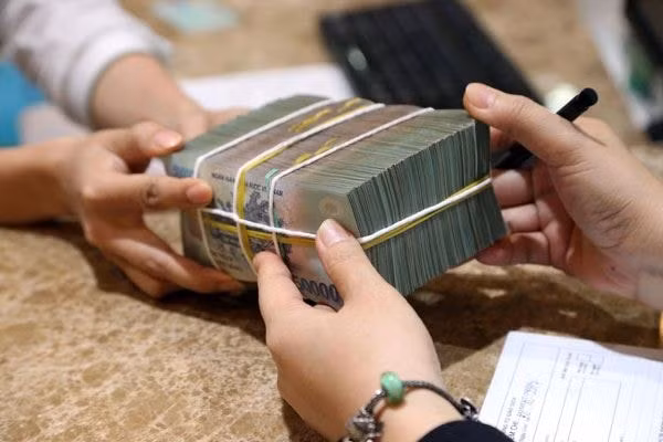 Miễn, giảm lãi và cho vay mới lãi suất thấp gần 1,9 triệu tỷ đồng để vượt Covid-19. Ảnh: TL