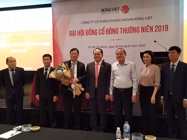 Ông Trần Lệ Nguyên (thứ ba từ trái sang) chính thức rời vị trí Chủ tịch HĐQT tại VDS