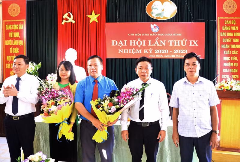 Lãnh đạo tặng hoa chúc mừng Ban Thư ký Chi hội nhiệm kỳ 2020 - 2023( ảnh: baohoabinh).
