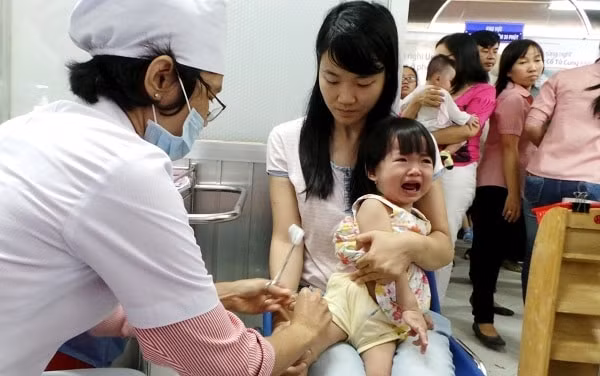 Viêm não Nhật Bản hiện chưa có thuốc đặc trị đặc hiệu nhưng đã có vắc xin phòng bệnh, vì thế cần cho trẻ đi tiêm chủng đúng và đủ thời gian