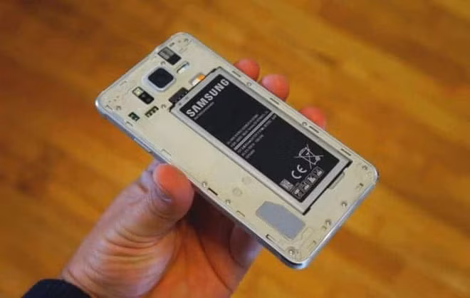 Smartphone Samsung trong tương lai có thể trang bị pin tháo rời. Ảnh: Gizchina.