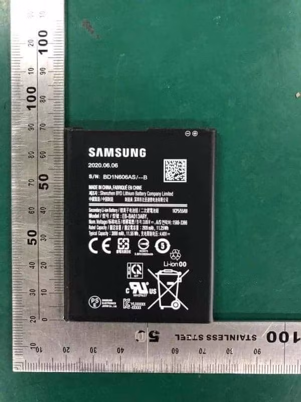 Viên pin được cho là của smartphone giá rẻ sắp được Samsung ra mắt. Ảnh: Gizchina.
