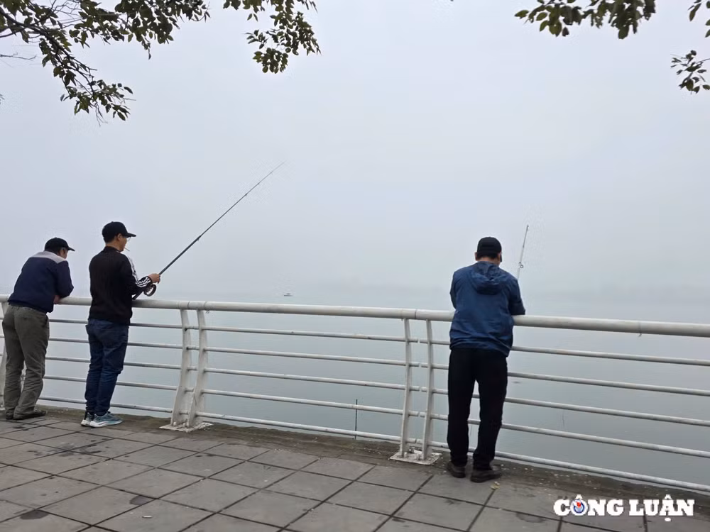 bau troi ha noi bi bao phu boi lop suong mu day dac ca ngay hinh 7