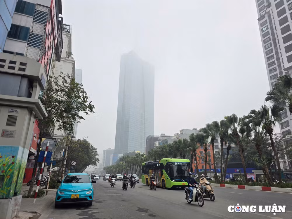 bau troi ha noi bi bao phu boi lop suong mu day dac ca ngay hinh 3