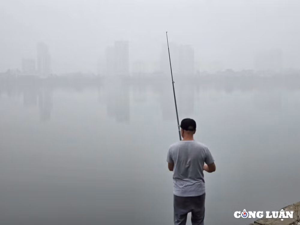 bau troi ha noi bi bao phu boi lop suong mu day dac ca ngay hinh 8