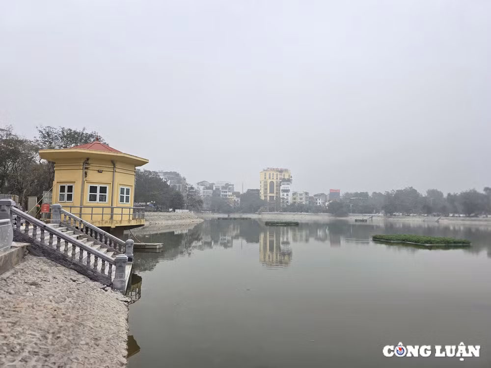 bau troi ha noi bi bao phu boi lop suong mu day dac ca ngay hinh 9