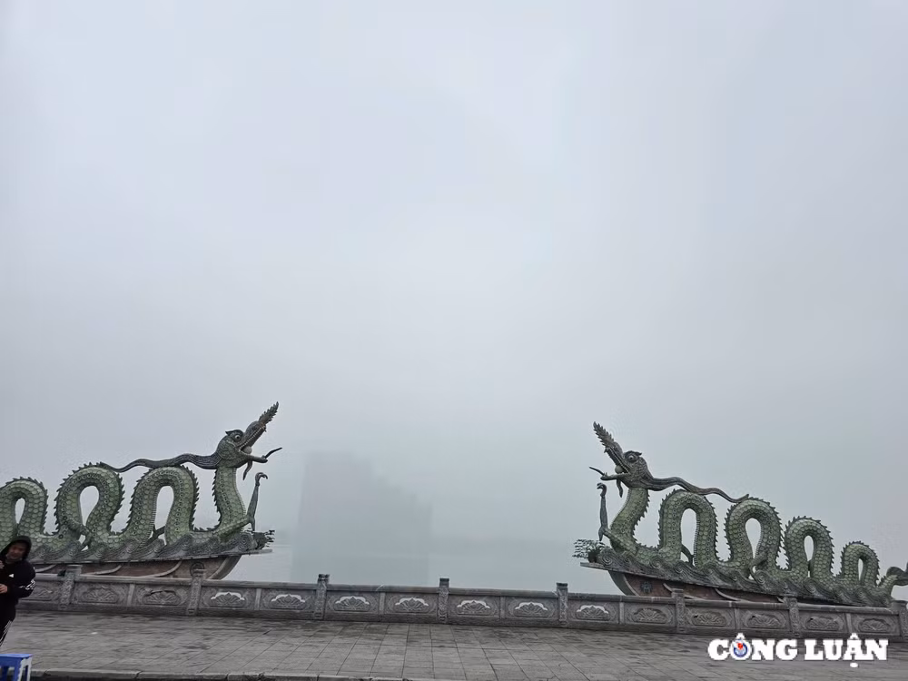 bau troi ha noi bi bao phu boi lop suong mu day dac ca ngay hinh 2