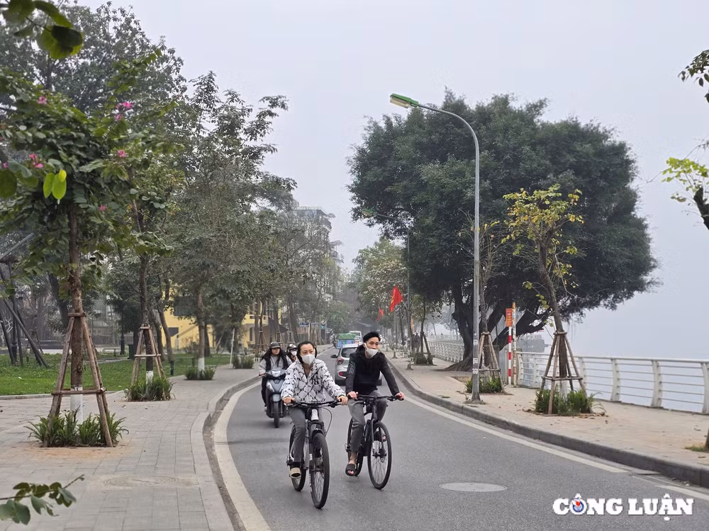 bau troi ha noi bi bao phu boi lop suong mu day dac ca ngay hinh 10