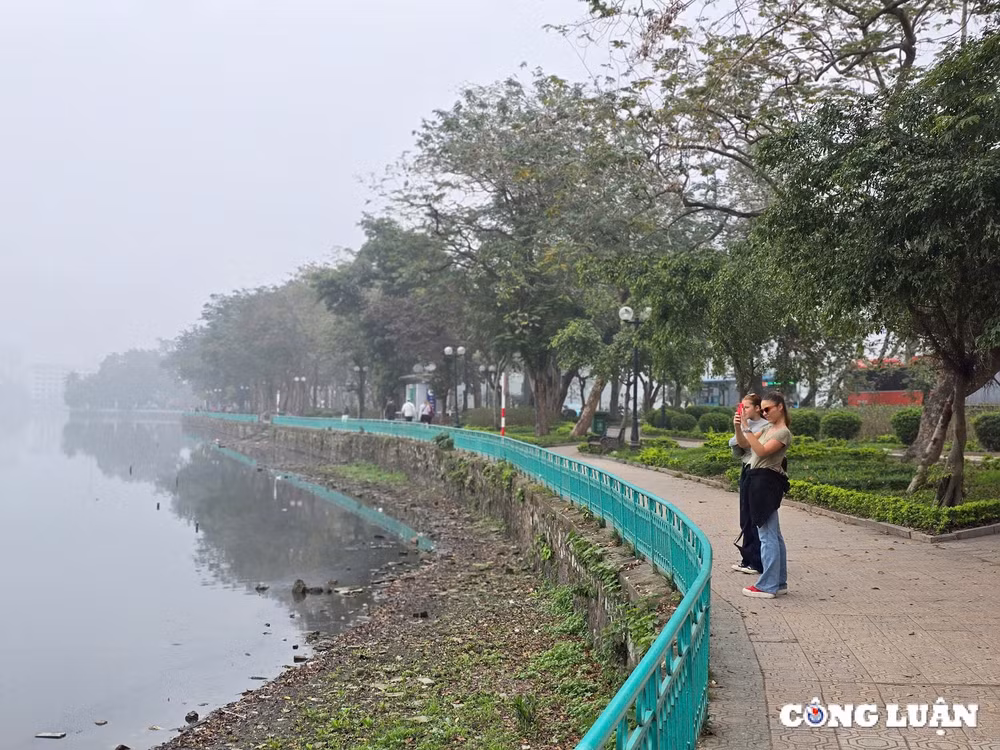 bau troi ha noi bi bao phu boi lop suong mu day dac ca ngay hinh 11