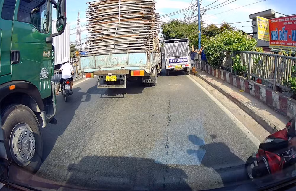 tp hcm lam ro vu hai tai xe xe tai dung xe danh nhau tren cau hinh 1