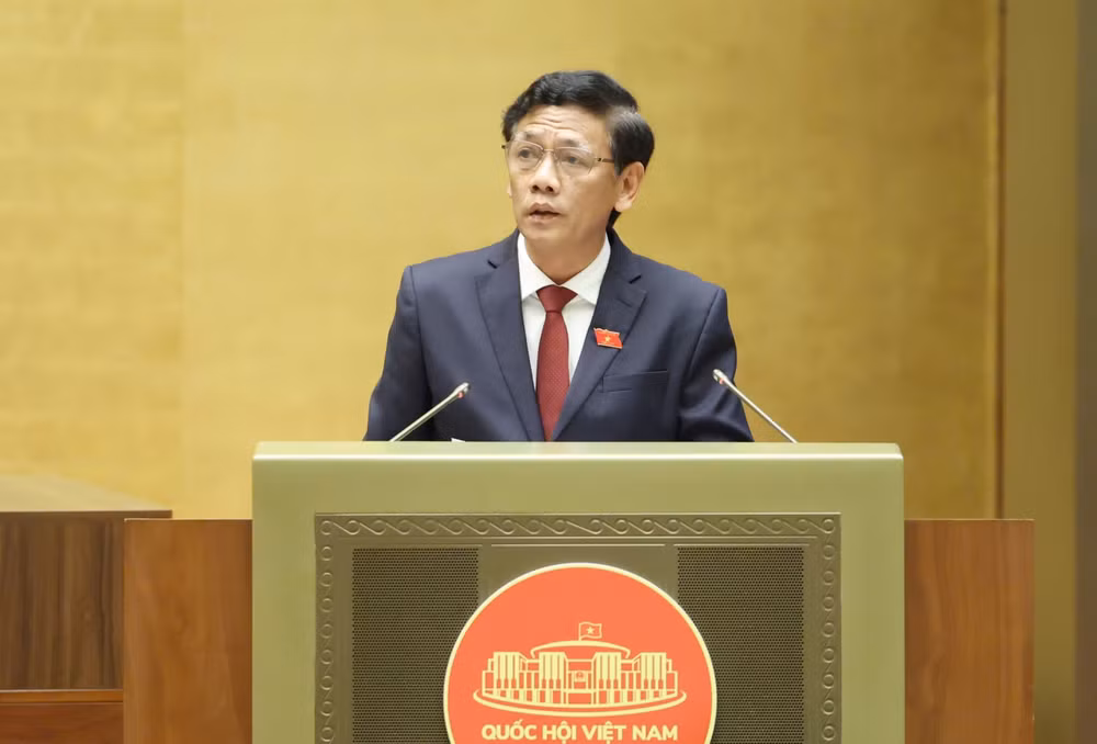 Chủ tịch Hội đồng Dân tộc Lâm Văn Mẫn trình bày Báo cáo thẩm tra.