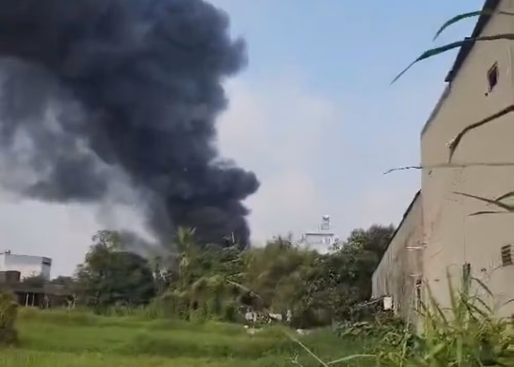xuong sat o tp hcm boc chay du doi khoi den bao trum ca khu vuc hinh 1